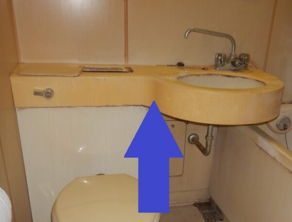 3点式ユニットバスのカバーで隠れたトイレタンクと便器の交換 埼玉水道修理サービス 3点式ユニットバスのカバーで隠れたトイレタンクと便器の交換 埼玉水道修理サービス