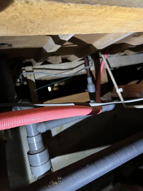 水漏れ原因である給湯管の画像