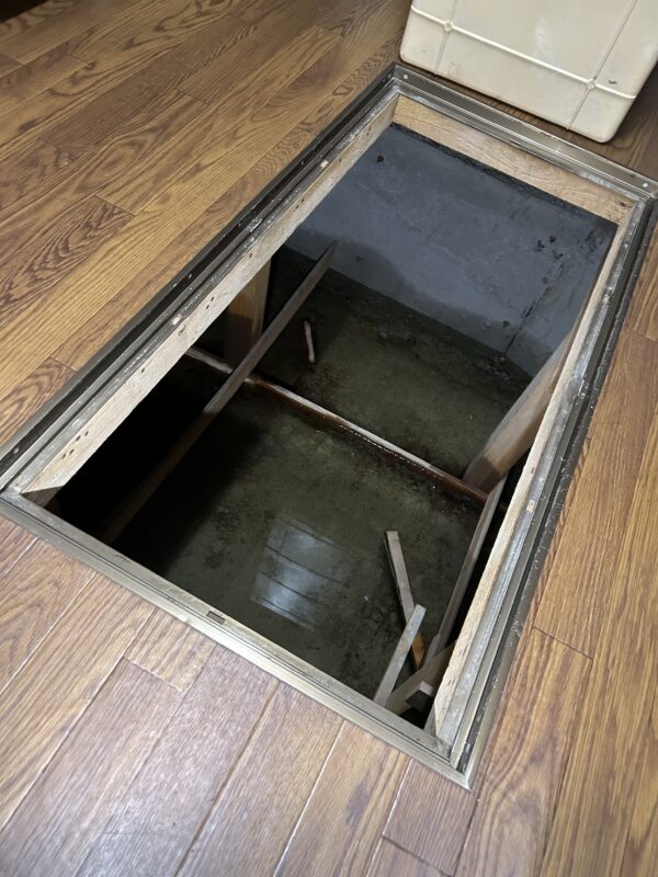 キッチン床下に水が溜まっている画像