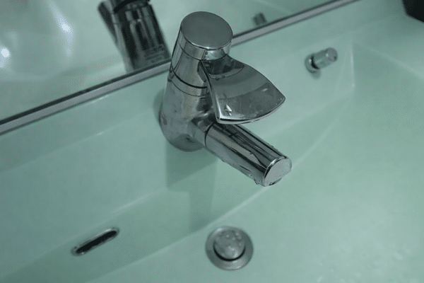 洗面台についている斜めの水栓蛇口