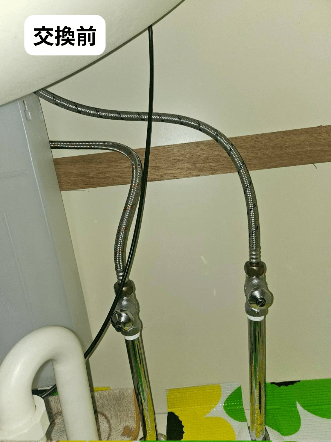 傾斜がついている洗面水栓交換前
