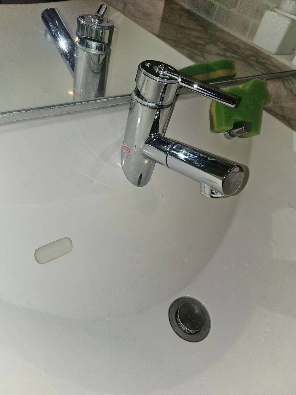 傾斜がついている洗面水栓