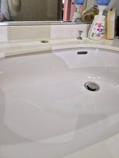 ダミクサ製の水栓を取り外したあとの洗面台