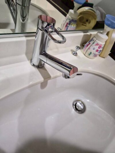 取り付けが終わったTOTO製の引き出し式洗面水栓